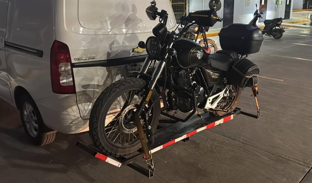Motocicleta con cinchas sobre la plataforma trasera de la camioneta Kronos
